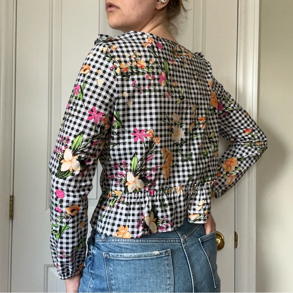Floral Cropped Ruffle Blouse - Picture 2 of 5